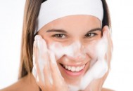 盐水洗脸7大好处要知道 盐水护肤宜在洗脸后进行（盐水洗脸有什么作用?）