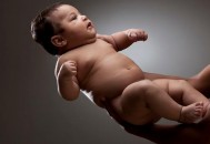 婴儿皮肤长红斑是什么病（婴儿皮肤长红斑是什么病症）