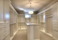 这样收纳让你的衣帽间一览无余（衣帽间收纳技巧视频教程）