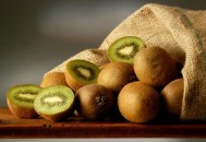 猕猴桃的去皮方法 猕猴桃的功效（猕猴桃去皮方法视频）