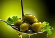 巧用橄榄油护肤效果佳 呵护脸部肌肤防裂止痒（用橄榄油护肤的功效与作用）