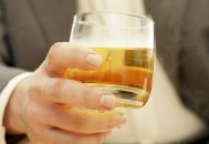 世上最坑爹的饮酒谎言 酒后多喝水减轻喝酒的伤害（世界上喝酒吉尼斯纪录）