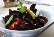 什么人不能吃木耳？木耳不能和什么一起吃（什么人不能吃木耳?木耳不能和什么一起吃呢）