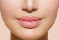 坏习惯会让唇部变残和生病 护肤时不要忘记护唇（唇部护肤的重要性）