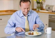 晕车呕吐后吃什么好（晕车呕吐后吃什么好得快）