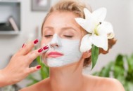 敷面膜误区让皮肤更伤 正确敷面膜实用小贴士（敷面膜的误区）