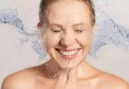 毛孔粗大的原因有哪些？收缩毛孔的方法（毛孔粗大的原因有哪些?收缩毛孔的方法）