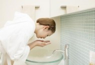 女性晚上如何保养皮肤 夜晚皮肤护理方法（女性晚上如何保养皮肤 夜晚皮肤护理方法）