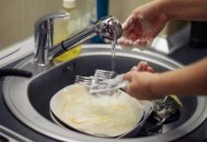 洗碗别再用伤手的洗洁精 教你洗碗小妙招快速去油污（怎样洗碗可以减少洗洁精残留）