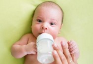 如何给婴儿奶瓶消毒？（如何给婴儿奶瓶消毒）