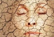 改善面部皮肤太粗糙方法 冬季皮肤干燥起皮原因（冬季面部皮肤干燥脱皮咋办）