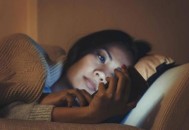 关灯后玩手机除了伤害眼睛 对身体还有更多的危害（关灯后玩手机到底伤不伤眼）