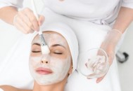 夜晚是护肤的黄金时段 敷睡眠面膜做个美容觉主（晚上敷睡眠面膜好不好）