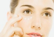 快速去除女人黑眼圈的秘密 敷眼神物去黑眼圈见效快（女士去黑眼圈）