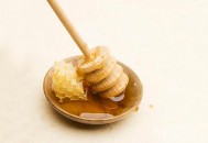 用蜂蜜洗脸有哪些好处（用蜂蜜洗脸有哪些好处和坏处）