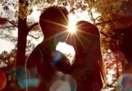 女孩子喜欢你会有的五大表现 表情动作透露好感（女生喜欢你的表象）