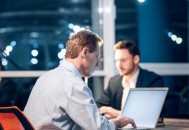 熬夜易致皮肤受损抵抗力下降 通过膳食调整得到补救（熬夜皮肤差吃什么可以改善）