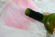 如何去除葡萄酒渍？衣服上的红葡萄酒渍怎么洗（衣服上沾上葡萄酒用什么方法去除）