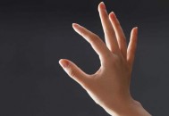 冬天就手脚脱皮是怎么回事（冬天就手脚脱皮是怎么回事啊）