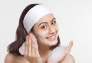 用蜂蜜洗脸更润肤显年轻 洗脸洗出年轻好肤色的秘方（用蜂蜜洗脸怎么样）