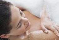 洗澡时你会用沐浴露还是香皂 洗澡前要注意什么事情（洗澡的时候用沐浴露好还是用香皂好）