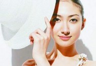 人手必备的夏季护肤小手册 让皮肤光泽细腻妆容清爽（夏季简单护肤步骤）