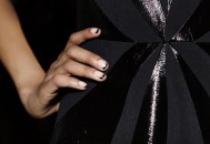 什么颜色指甲油显手白（什么颜色指甲油显手白嫩）