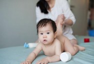 宝宝皮肤皲裂是什么原因造成的（宝宝皮肤皲裂怎么办）