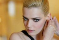 粉底需要按年龄段来选择（粉底需要按年龄段来选择吗）