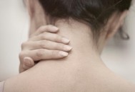 久坐的人转动脖子有响声 这是血气不足致椎间盘收缩（坐久了脖子转动有响声）