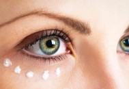 眼霜和眼部精华的区别 用眼霜会长脂肪粒的原因（眼霜跟眼部精华一样吗）