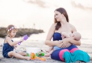 喂奶的正确姿势是怎样的（喂奶的正确姿势是怎样的图片）