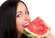 用西瓜皮敷脸有什么好处（用西瓜皮敷脸有什么好处和坏处）