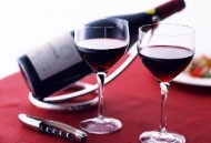 浅色地毯上的红酒渍怎么洗？怎样去除红酒渍（地毯上顽固红酒渍怎么去除）