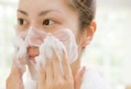 用盐洗脸功效多多 洁面四法则教你洗出牛奶肌（用盐和牛奶洗脸的好处和坏处）