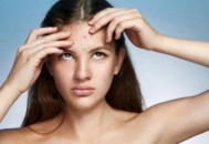 脸上反复长痘痘的原因 祛痘严控紫外线伤害加强防晒（脸上反复起痘用什么护肤品）