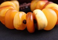 蜜蜡是什么？蜜蜡的功效与作用（蜜蜡是什么?蜜蜡的功效与作用图片）