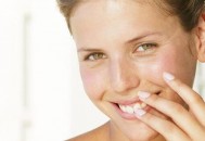 冷水洗脸好还是热水洗脸好（早晨冷水洗脸好还是热水洗脸好）