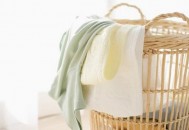 洗染发剂弄到衣服上怎么洗（染发剂弄到衣服怎么洗掉）