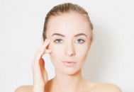 日常护肤少不了去角质 眼睛周围是否可以去角质（眼睛周边的角质是什么）