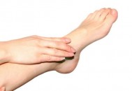 冬季手足皮肤破裂的原因是什么（冬季手足皮肤破裂的原因是什么引起的）