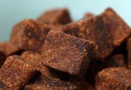 红糖中的糖蜜具有强力解毒功效 红糖排毒还你润白肌（红糖糖蜜是什么）