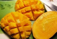 芒果怎么吃？芒果怎样剥皮？芒果剥皮方法（芒果剥皮的方法）