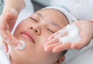 洗面奶乃女性美容必备之品 选用洗面奶日常四注意（洗面奶有什么讲究）