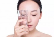 给皮肤补水 补水应知水源（皮肤的补水）