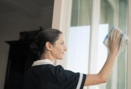 怎么样擦玻璃？怎样擦玻璃才干净？洗窗诀窍（如何擦玻璃才干净）